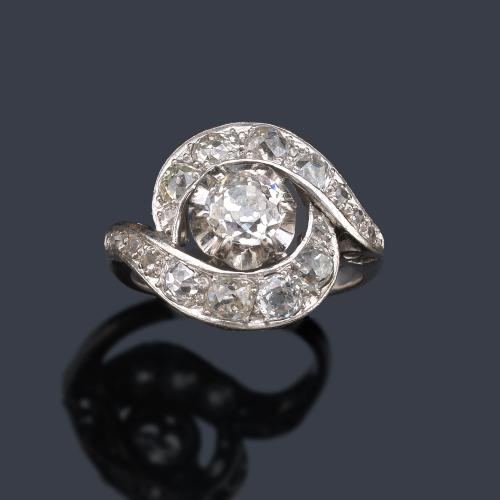  Anillo con diamante central talla antigua de aprox. 0,50 ct con dos brazos contrapeados con diamantes talla rosa.