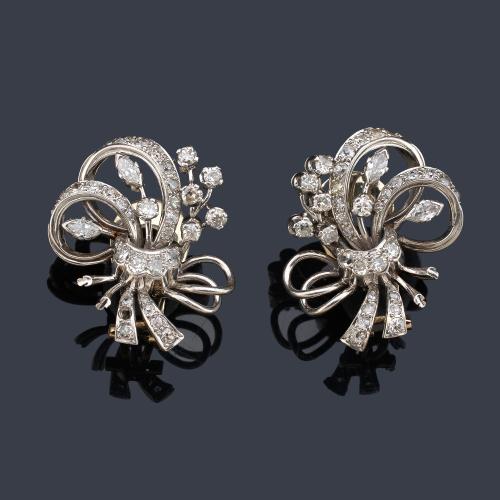  Pendientes cortos con diseño de bouquet floral con diamantes talla marquís, old cut y 8/8 de aprox. 2,20 ct en total. Años '50.