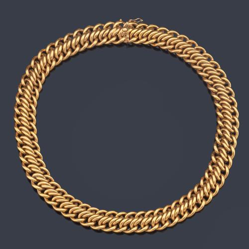  Collar cortos con eslabones entramados realizados en montura de oro amarillo de 18K.