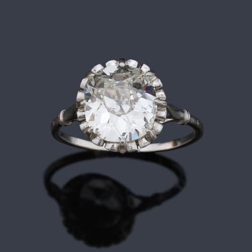  Solitario con diamante talla 'old cushion' de aprox. 2,70 ct en montura de oro blanco de 18K. Dictamen gemológico IGE.
