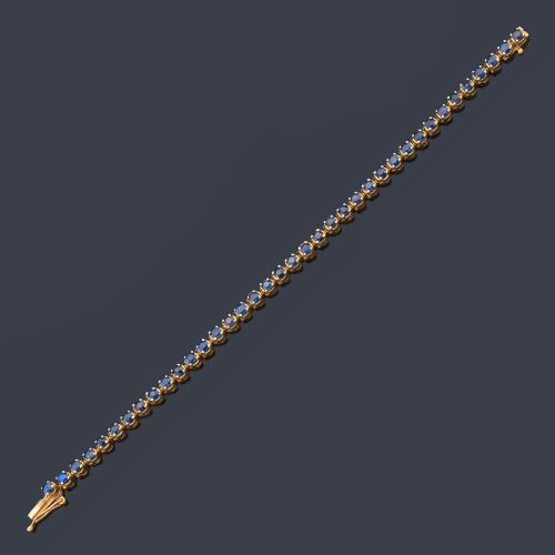  Pulsera rivière con banda de zafiros talla redonda de aprox. 4,40 ct en total.