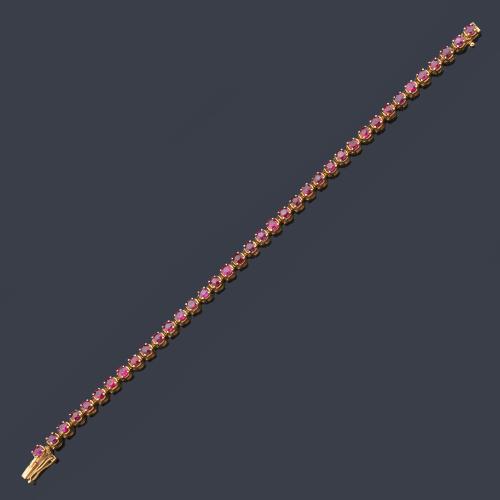 Pulsera rivière con banda de rubíes talla redonda de aprox. 4,80 ct en total.