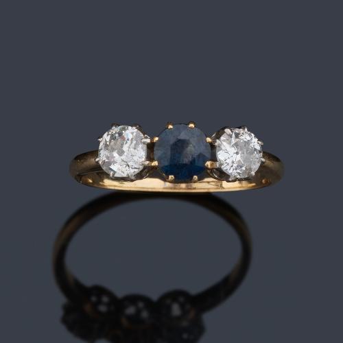  Anillo tresillo con zafiro central y dos diamantes talla 'old cut' de aprox. 0,70 ct en total.