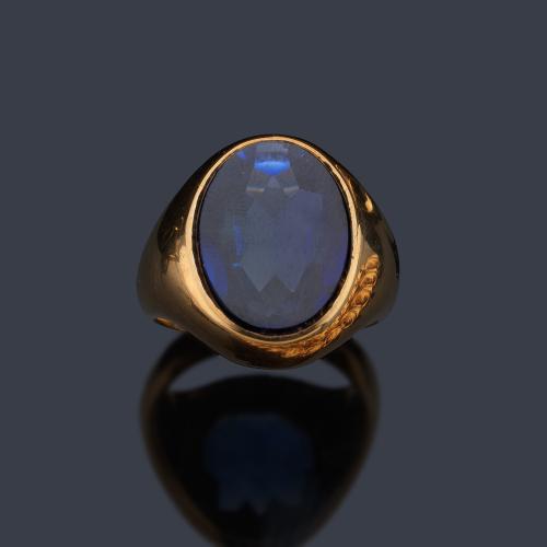 Anillo tipo sello con zafiro talla oval sintético en montura de oro amarillo de 18K.