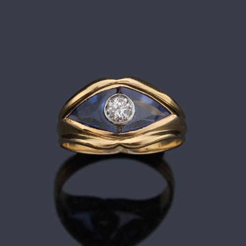 Anillo con brillante de aprox. 0,35 ct sobre pieza de vidrio en forma de rombo facetado, realizado en montura de oro amarillo de 18K.