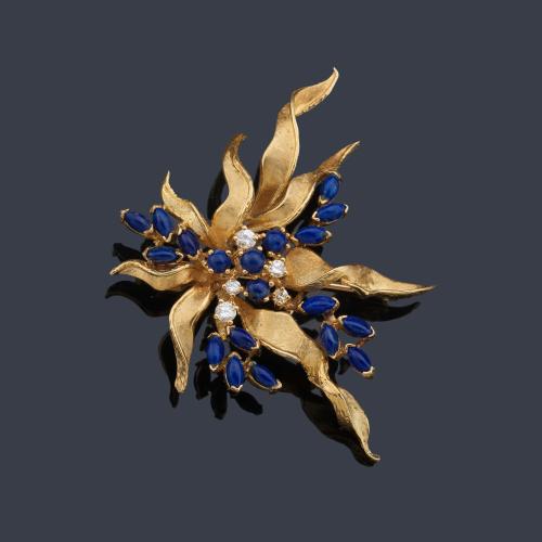  Broche años '70 con diseño vegetal con bandas curvadas con lapislázuli y brillantes.
