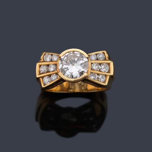  Anillo con diamante talla brillante de aprox. 1,13 ct con tres bandas de brillantes en ambos lados.