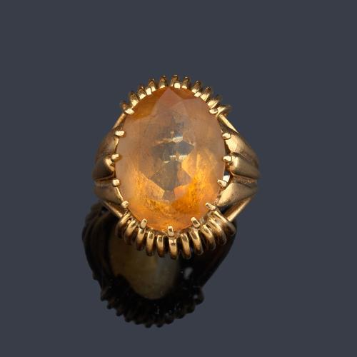  Anillo con cuarzo citrino talla oval en montura de oro amarillo de 18K. Años '70.