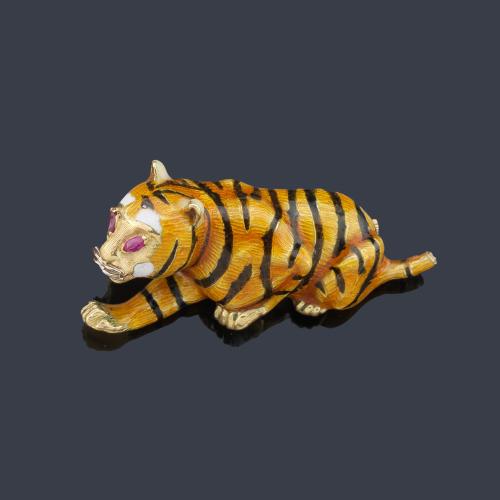  Broche en forma de tigre realizado en oro amarillo de 18K y esmalte 'guillochè' en tonos naranjas y negro.