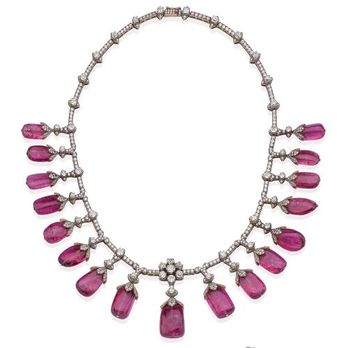  Collar corto con diecisiete turmalinas rubelitas talla cabujón de aprox. 266,80 ct en total con diamantes talla 'old cut' y transición de aprox. 22,62 ct en total.