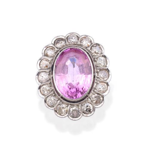 Anillo con zafiro rosa sintético (Rosa de Francia) talla oval con orla de brillantes de aprox. 0,65 ct en total.