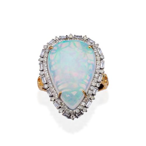  Anillo con ópalo talla cabujón en forma de gota de aprox. 9,31 ct con orla de diamantes talla baguette y 8/8 de aprox. 0,63 ct en total.