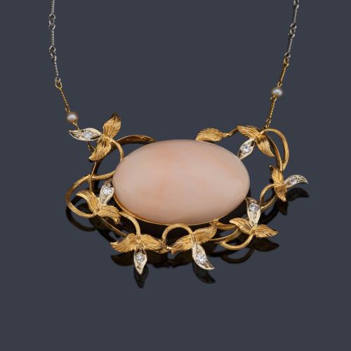  Colgante con coral 'piel de ángel' talla cabujón enmarcado con motivos vegetales intercalado con diamantes talla 8/8.