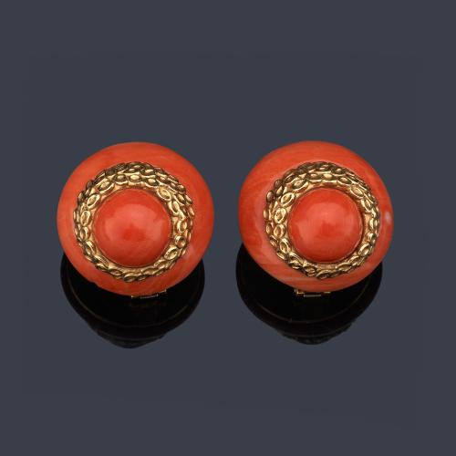  Pendientes cortos con diseño en forma de concha realizado con piezas de coral circulares y motivo central en oro amarillo de 18K texturizado.