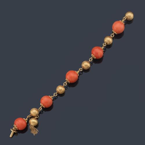  Pulsera con cinco cuentas esféricas de coral intercalado con bolitas de oro amarillo mate de 18K.