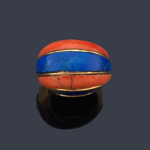  Anillo bombé años '70 con piezas de coral intercalado con lapislázuli en montura de oro amarillo de 18K.
