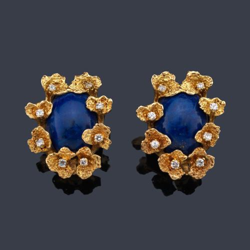  Pendientes cortos años '70 con pieza de lapislázuli talla cabujón con orla floral realizada en oro amarillo de 18K y brillantes.