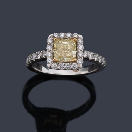  Solitario con diamante talla 'cushion' fancy yellow de aprox. 1,10 ct con orla y brazos con brillantitos. Certificado GIA.