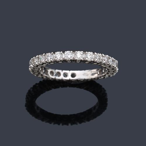  Alianza completa con brillantes de aprox. 1,04 ct en total. Certificado HRD.