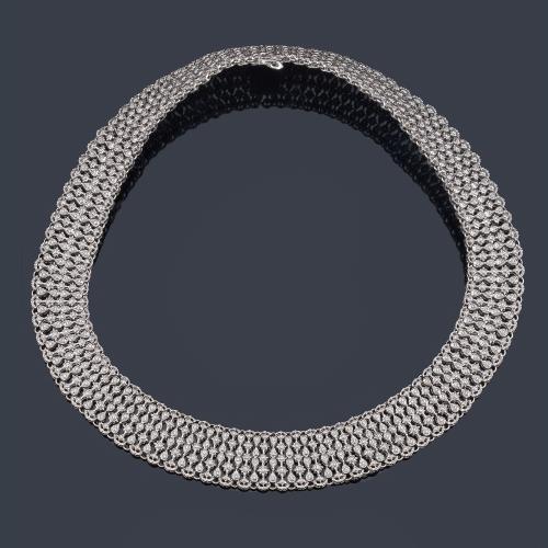  Collar tipo babero con bandas de brillantes de aprox. 14,80 ct en total.