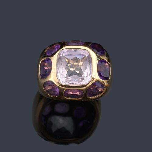  Anillo con kuncita central con orla de amatistas talla oval en montura de oro amarillo de 18K.