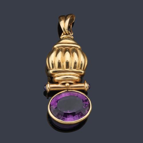  Colgante con amatista talla oval de aprox. 19,00 ct en montura de oro amarillo de 18K.