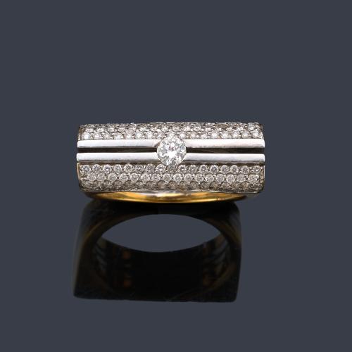  Anillo con brillante central de aprox. 0,10 ct con pavé de brillantes en ambos lados, en montura de oro bicolor de 19K.