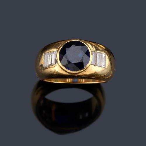  Anillo con zafiro talla redonda de aprox. 2,00 ct con banda de diamantes talla baguette en ambos lados.