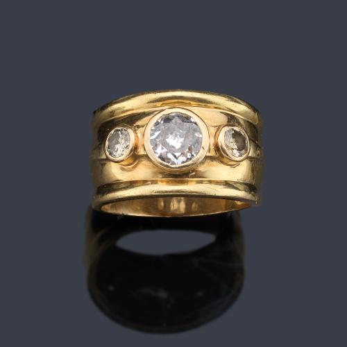  Anillo ancho con tres diamantes talla transición de aprox. 1,40 ct en total.