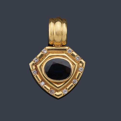  Colgante con zafiro talla oval de aprox. 5,00 ct con detalles de brillantes, en montura de oro amarillo de 18K.