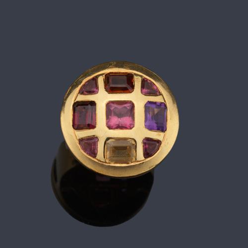  Anillo con diseño circular con cuarzos, citrinos y amatistas con turmalinas y granates.