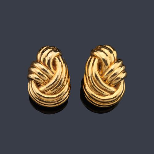  Pendientes cortos con diseño de nudo gallonado en montura de oro amarillo de 18K.