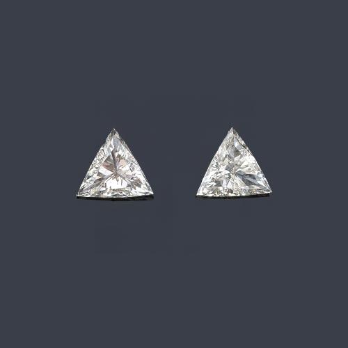  Pareja de diamantes talla triángulo de 0,60 ct en total.