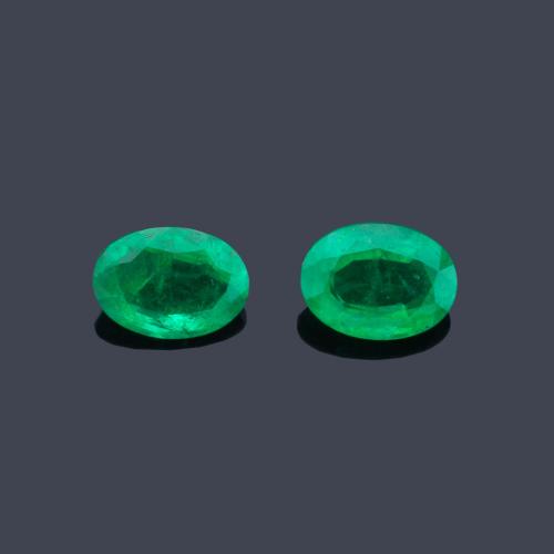  Pareja de esmeraldas talla oval de 4,92 ct en total.
