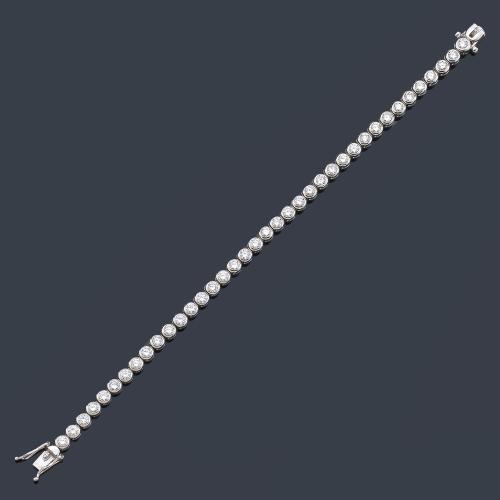  Pulsera rivière con brillantes de aprox. 4,80 ct en total engastados en chatón.