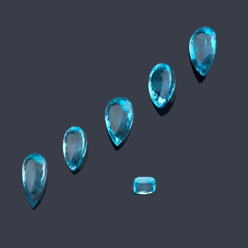  Cinco topacios azules talla perilla y uno talla cojín de 162,77 ct.