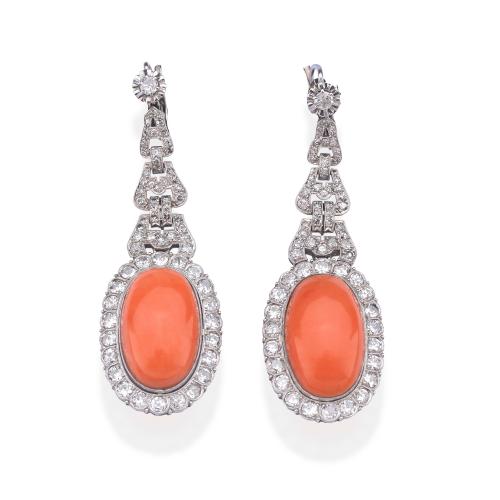  Pendientes largos con pareja de cabujones de coral y diamantes talla antigua y 8/8 de aprox. 7,00 ct en total. Años '30.