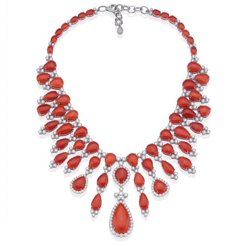  Collar tipo babero con hileras de coral rojo en forma de gota de aprox. 216,99 ct intercalado con motivos de brillantes de aprox. 18,87 ct en total.