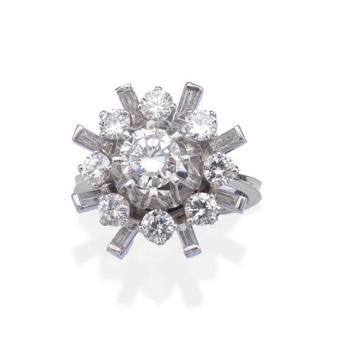  Anillo con diseño de rosetón con brillantes de aprox. 2,20 ct en total.
