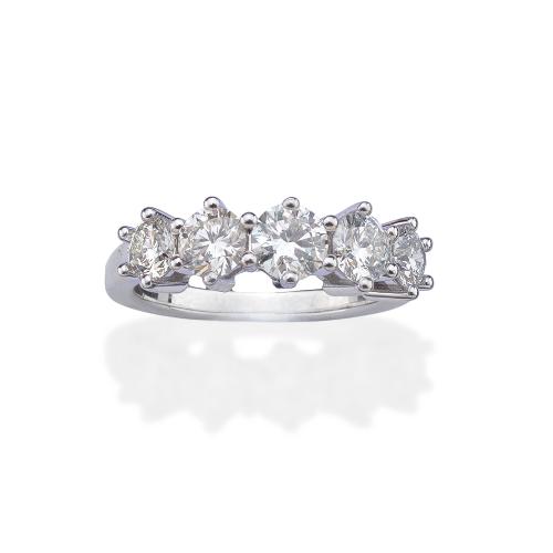  Media alianza con banda de brillantes de aprox. 1,91 ct en total. Certificados IGI.