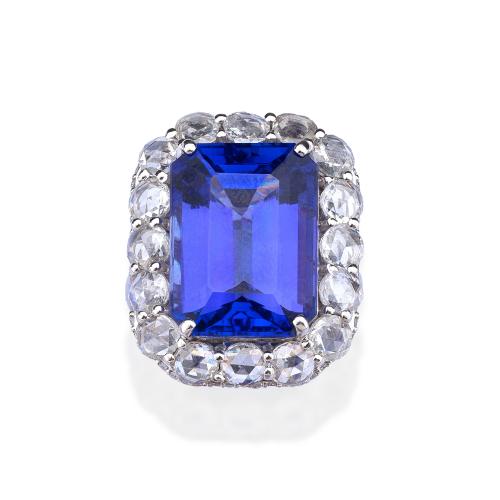  Anillo con tanzanita talla rectangular de aprox. 13,09 ct con orla de diamantes talla holandesa de aprox. 2,45 ct en total.