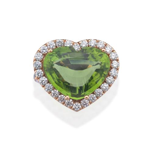  Anillo con peridoto talla corazón de aprox. 14,53 ct con orla de brillantes de aprox. 1,30 ct en total. Certificado RAG.