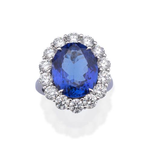  Anillo con tanzanita talla oval de aprox. 7,35 ct con orla de brillantes de aprox. 2,36 ct en total.