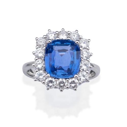  Anillo con zafiro talla 'cushion' de aprox. 4,55 ct con orla de brillantes de aprox. 1,14 ct en total. Certificado GFCO.