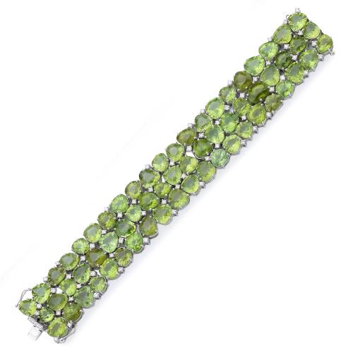  Pulsera ancha con peridotos talla fantasía de aprox. 122,24 ct en total intercalado con brillantes de aprox. 1,89 ct en total.