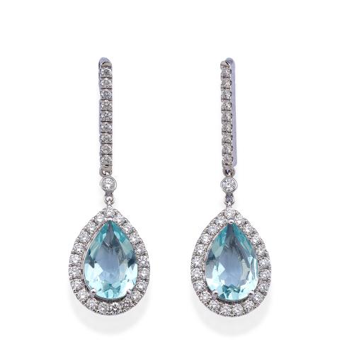  Pendientes largos con pareja de topacios talla perilla 'Blue Ski' de aprox. 8,00 ct con brillantes de aprox. 1,16 ct en total.