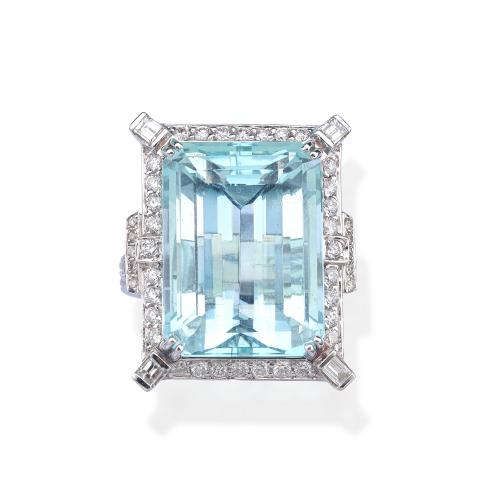  Anillo con aguamarina central de aprox. 20,32 ct y orla de diamantes talla brillante y baguette de aprox. 1,76 ct en total.