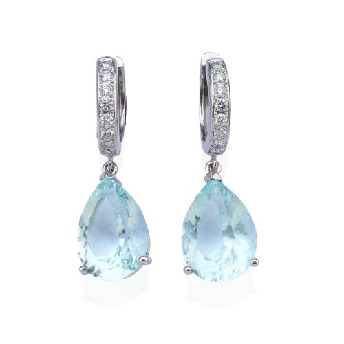  Pendientes largos con pareja de aguamarinas talla perilla de aprox. 20,00 ct en total con banda de brillantes de aprox. 0,64 ct en total.