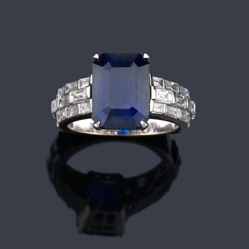  Anillo con zafiro central de aprox. 7,13 ct con triple banda de diamantes talla baguette en ambos lados de aprox. 1,50 ct en total. Certificado AIGS.