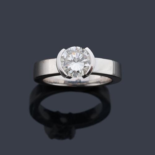 Solitario con brillante de aprox. 1,57 ct en montura de oro blanco de 18K. Dictamen Gemológico IGE.
